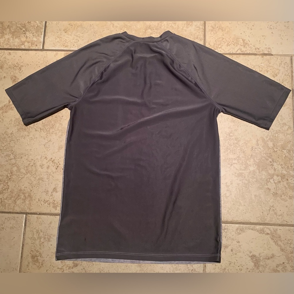 Old Navy Graphic Raglan-Sleeve Rashguard - Picture 6 of 8